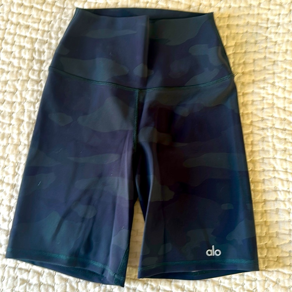 Alo “7 biker viper shorts camo